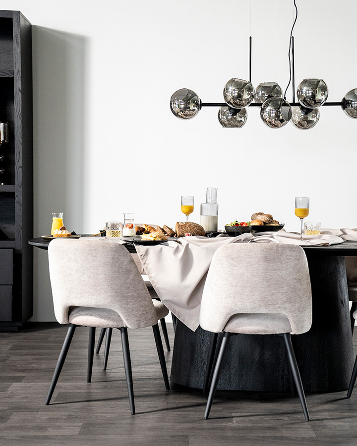 esmee-eetkamerstoelen-aan-zwarte-ovale-aron-tafel-van-eleonora