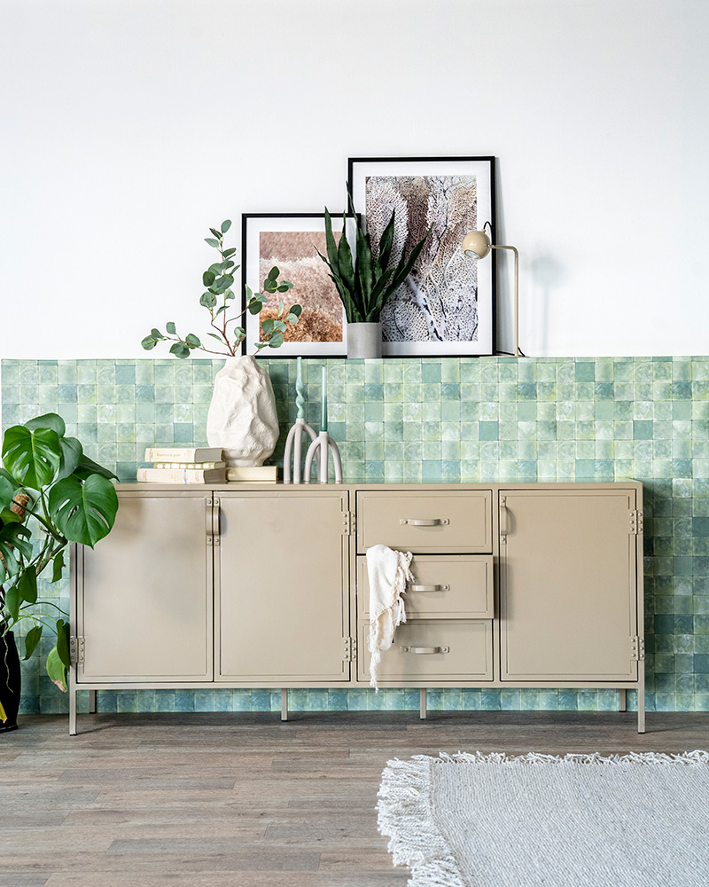 Metalen dressoir in zandkleur voor groen getegelde wand in woonstijl New Basic van Eleonora