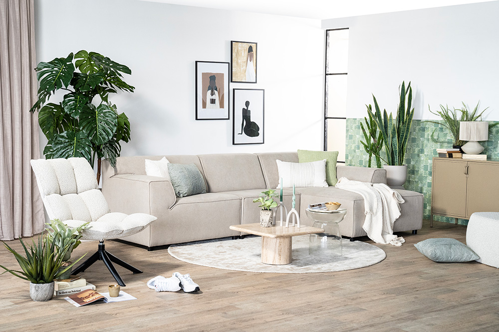 Lichte woonkamer met beige hoekbank en beige draaifauteuil in de woonstijl New Basic van Eleonora.