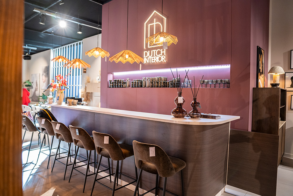Bar met barkrukken voor paarse muur in Dutch Interior stand