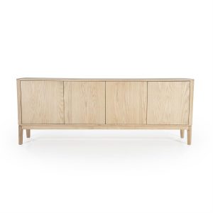 Licht eikenhouten dressoir op slanke pootjes. Het dressoir heeft 4 greeploze deurtjes en een ontwerp met zacht afgeronde hoeken.