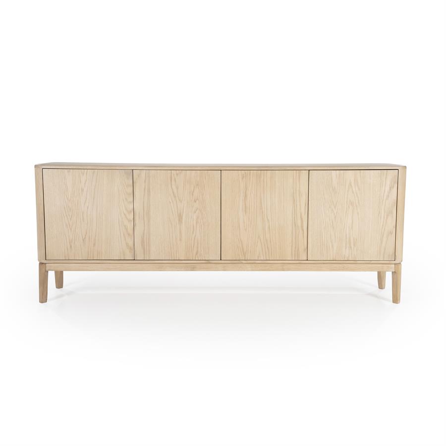 Licht eikenhouten dressoir op slanke pootjes. Het dressoir heeft 4 greeploze deurtjes en een ontwerp met zacht afgeronde hoeken.