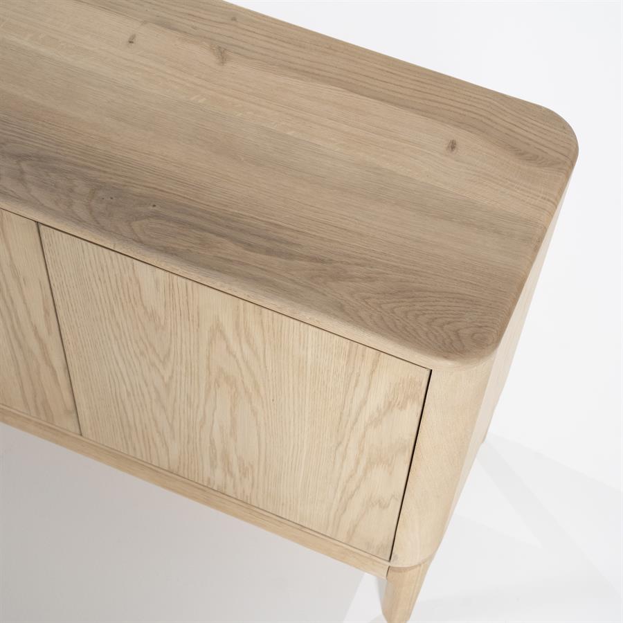 eiken houten dressoir met zacht afgeronde hoeken.