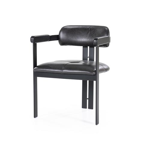 Zwartleren eetkamerstoel met zwart houten frame en rechte armleuningen, in moderne minimalistische stijl.
