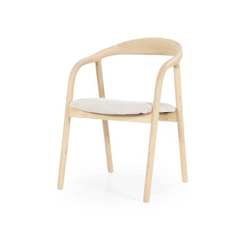Eetkamerstoel van licht hout met gebogen rugleuning en beige zitkussen in Scandinavische stijl.