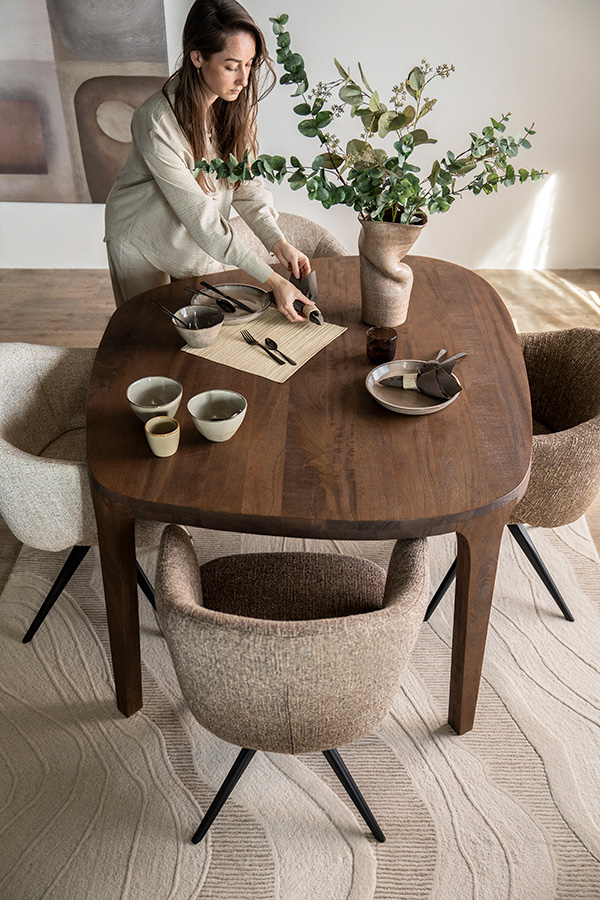 Eleonora eettafel Taylor 140×120 cm Middenbruine houten eettafel met organisch afgeronde hoeken.