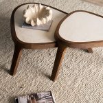 Set van organische salon- en bijzettafel met organisch beige marmeren blad en houten onderstel met 3 poten.